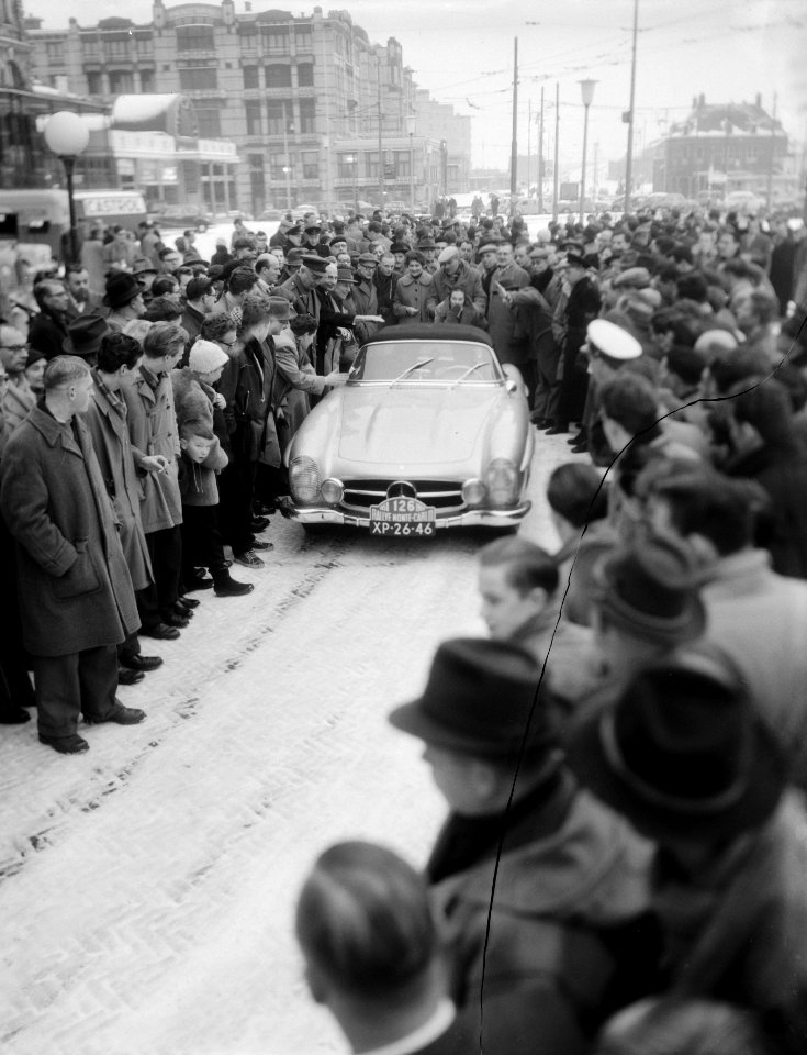 Start Rally van Monte Carlo bij het Kurhaus te Den Haag. Deelnemers hr. J. J. Ta, Bestanddeelnr 909-2716