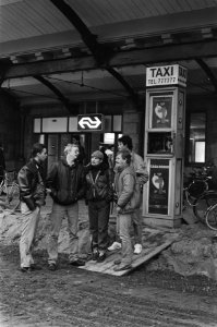 Staking taxichauffeurs in Amsterdam postende taxichauffeurs bij de taxistandpla, Bestanddeelnr 933-1386