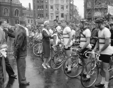 Start Olympia Tours op de Dam, door burgemeester Van Hall, Bestanddeelnr 909-5900