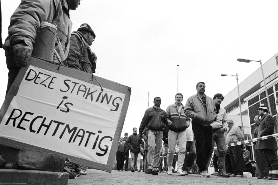 Staking bij Van de Bergh en Jurgens in Rotterdam stakers achter lint, Bestanddeelnr 934-1708