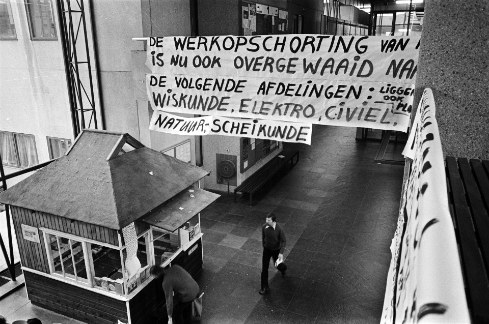 Staking bij TH Delft student-assistenten staken uit protest tegen bezuiniging , Bestanddeelnr 928-9205