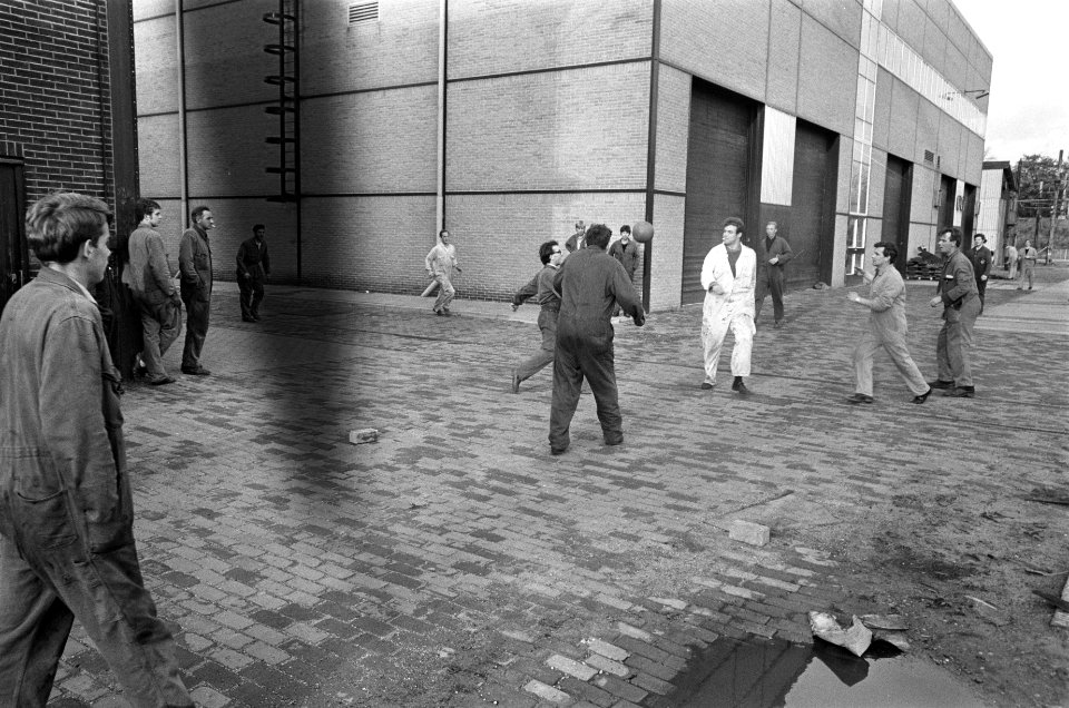 Staking bij Werkspoor Utrecht duurt voort. Arbeiders voetballen buiten de fabrie, Bestanddeelnr 922-9660