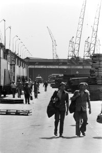 Staking in Amsterdamse haven, werknemers verlaten het bedrijf, Bestanddeelnr 928-6722