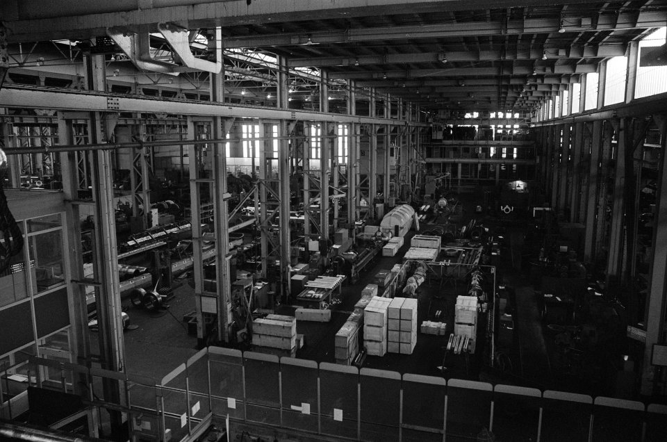 Staking in haven Rotterdam stakers discussieren in lege fabriekshal RDM, Bestanddeelnr 923-7885