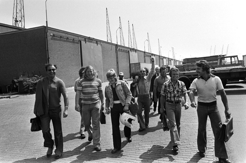 Staking in Amsterdamse haven, werknemers verlaten het bedrijf, Bestanddeelnr 928-6719