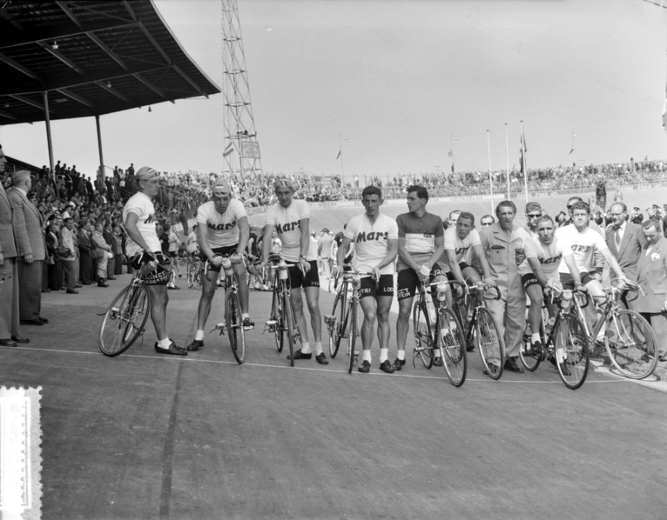 Start Ronde van Nederland Stadion Utrecht Nederlandse ploeg (Uurs-ploeg) kopma, Bestanddeelnr 907-9301