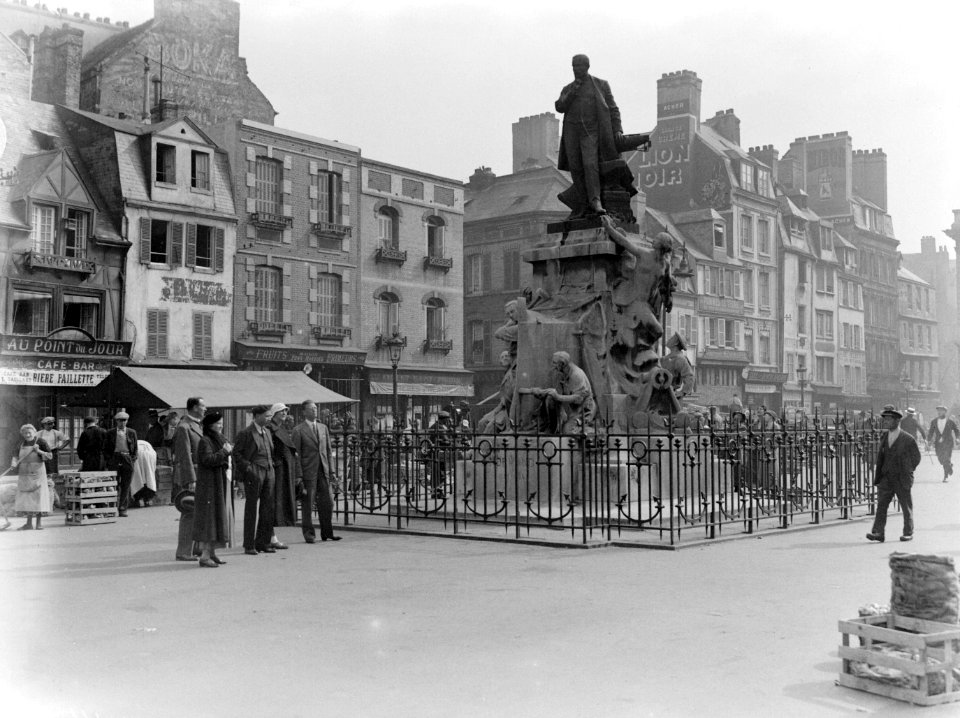 Standbeeld op de markt van Le Havre van Jacques-Augustin Normand (1839-1906), in, Bestanddeelnr 190-0213