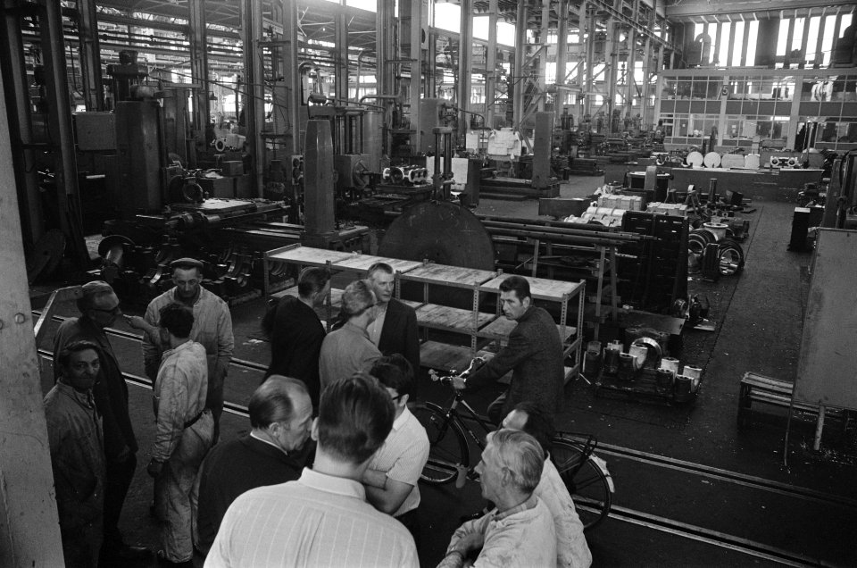 Staking in haven Rotterdam stakers discussieren in lege fabriekshal RDM, Bestanddeelnr 923-7883