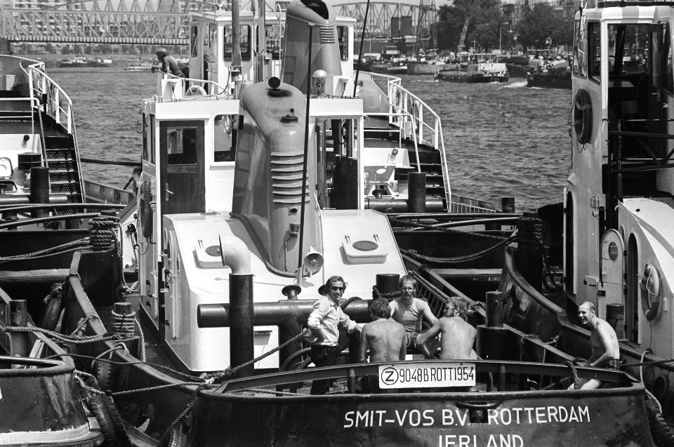 Staking in Roterdamse haven, bemanning sleper geniet van zon, Bestanddeelnr 928-6724