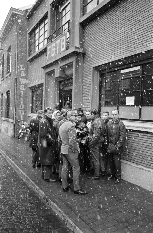 Staking in Herstal, stakers wachten in sneeuw, Bestanddeelnr 919-0332