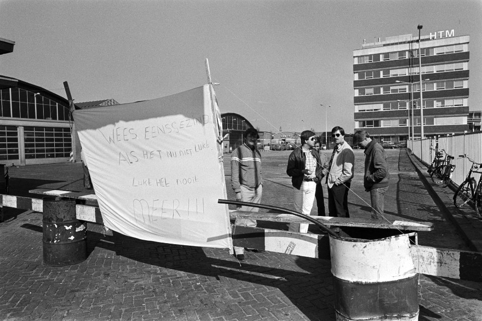 Staking HTM in Den Haag duurt voort, stakende buschauffeurs bij spandoek voor de busgarages, Bestanddeelnr 931-4917