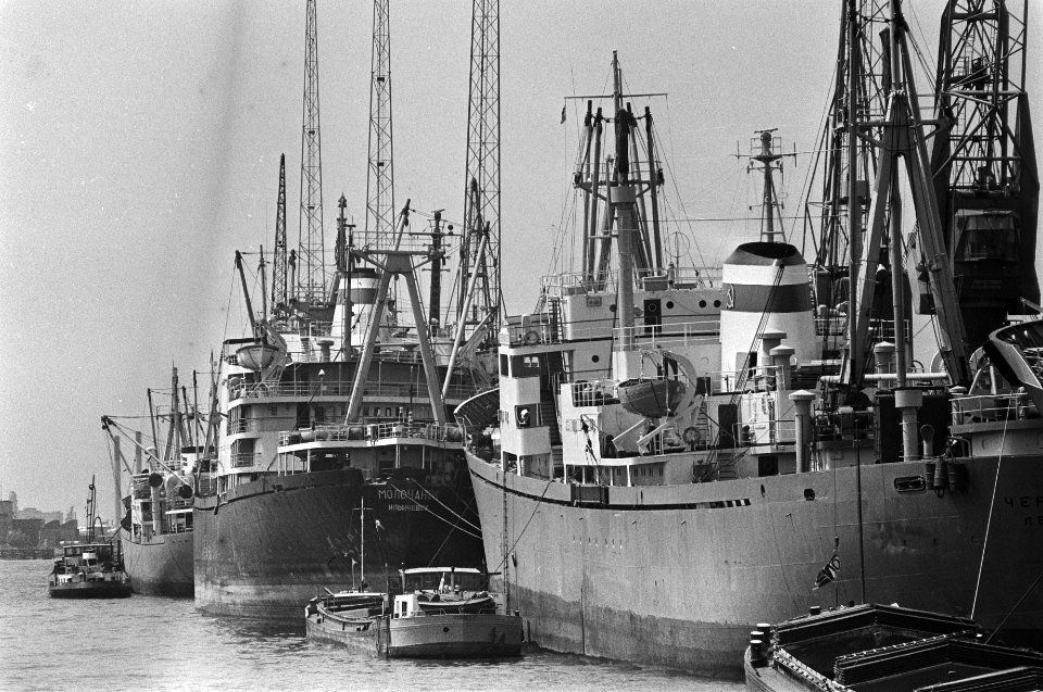 Staking in Roterdamse haven, verlaten sleepboten, Bestanddeelnr 928-6728