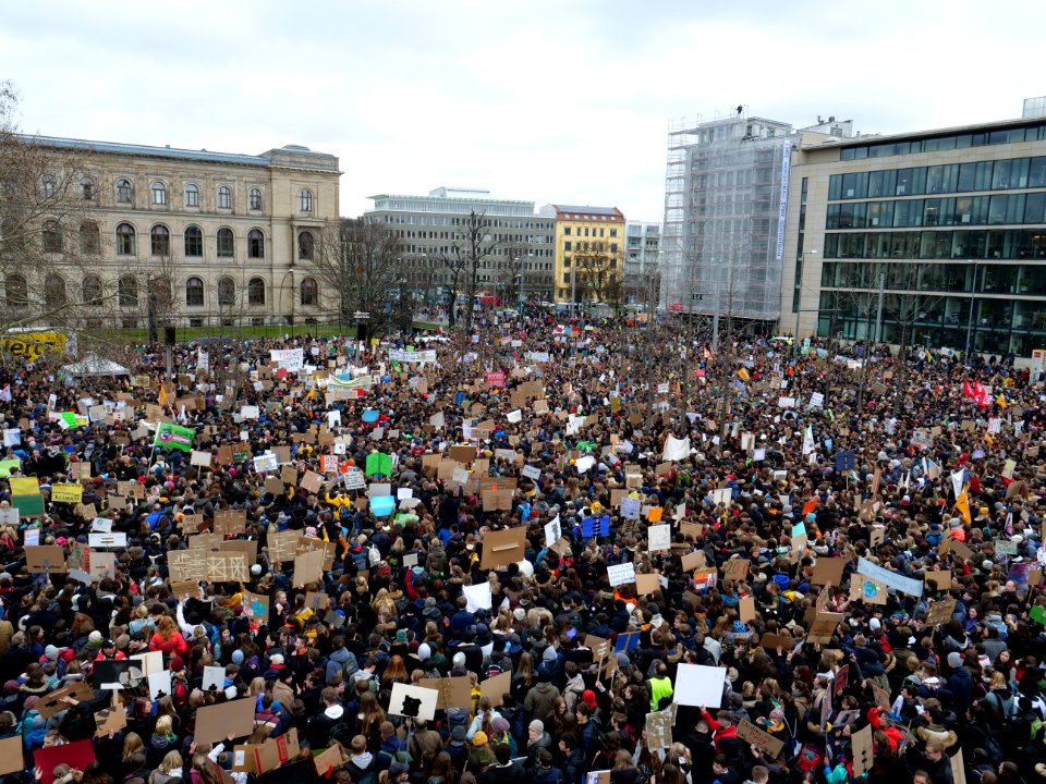 Start of the FridaysForFuture demonstration Berlin 15-03-2019 view from top 20