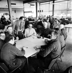 Staking bij Bronswerk Alfa in Utrecht stakers in kantine, Bestanddeelnr 927-1469