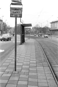 Staking bus- en trampersoneel in Amsterdam lege tramhalt, Bestanddeelnr 927-6108