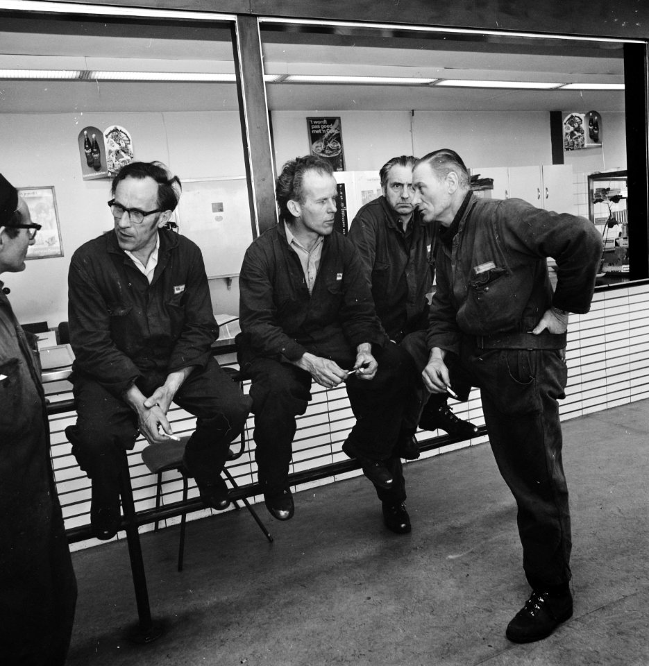 Staking bij Bronswerk Alfa in Utrecht stakers in kantine, Bestanddeelnr 927-1471