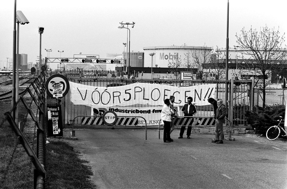 Staking bij Mobil Oil in Amsterdam voor instelling van 5 ploegendiensten de ge, Bestanddeelnr 930-8160