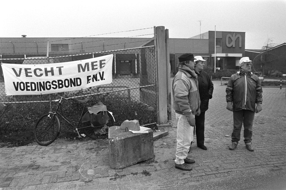 Staking Centr. Slagerij AHOLD Zaandam postende stakers voor de poort, Bestanddeelnr 933-8302