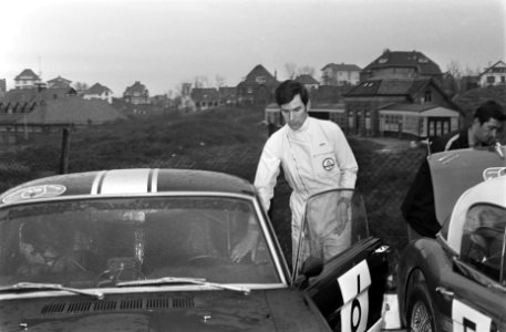 Start Tulpenrallye in Noordwijk. De Francaise Marie Claude Beaumont bezig met ee, Bestanddeelnr 921-2738