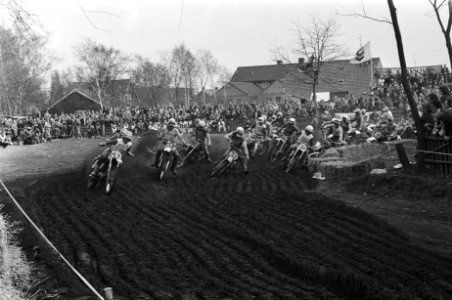 Start van de 500cc, links Wolsink (7), Bestanddeelnr 929-0693