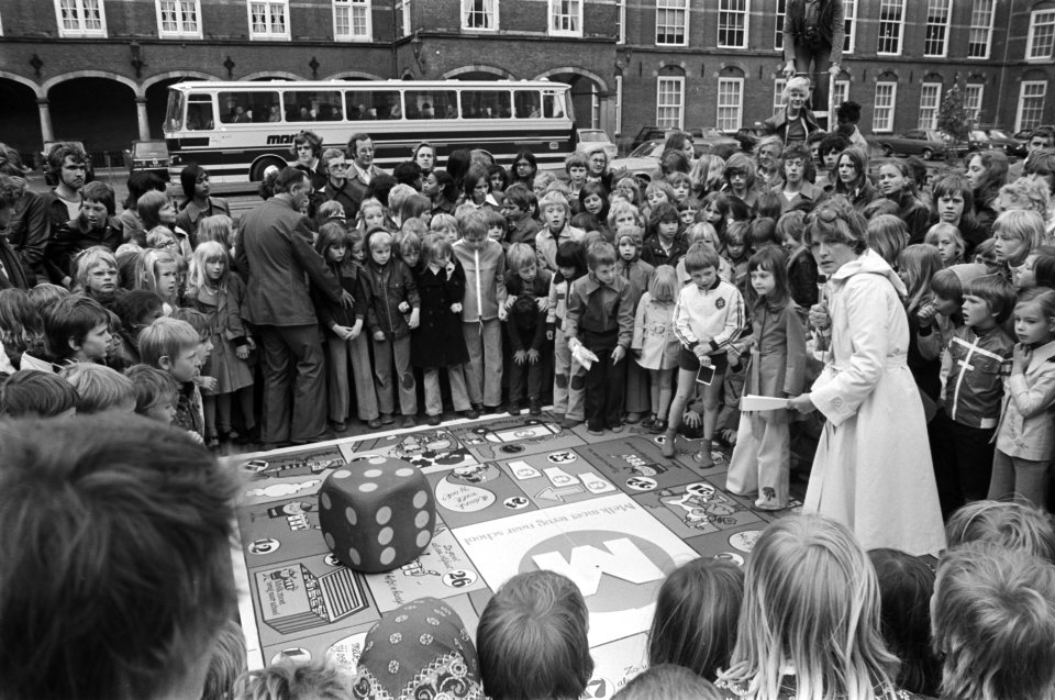 Start van de actie Melk moet terug naar school op het Binnenhof. Een levend me, Bestanddeelnr 928-5743