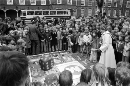 Start van de actie Melk moet terug naar school op het Binnenhof. Een levend me, Bestanddeelnr 928-5743