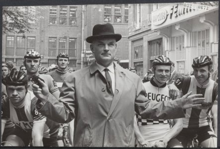 Start van de 15e Olympia's Tour door Nederland op het Rembrandtplein te Amsterda, Bestanddeelnr 032-0673