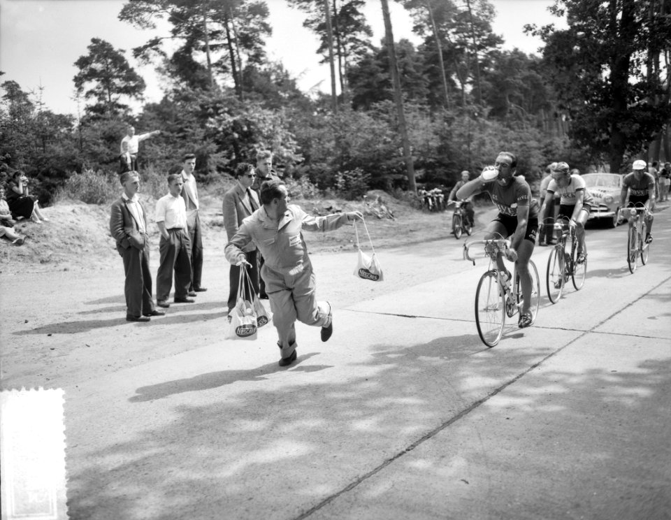 Start Ronde van Nederland Etappe Utrecht - Steenwijkerwold Ravitaillering in…, Bestanddeelnr 907-9313