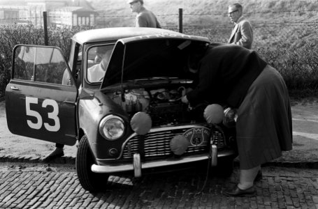 Start Tulpenrallye te Noordwijk, Dr. S.E. Aldersmith-Miss P. Barr (GB) met een …, Bestanddeelnr 915-0788
