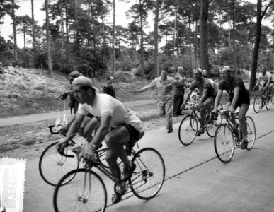 Start Ronde van Nederland Etappe Utrecht - Steenwijkerwold Ravitaillering in…, Bestanddeelnr 907-9314