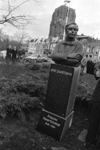 Standbeeld Francois Haverschmidt ( Piet Paaltjens ) onthuld in Leeuwarden door b, Bestanddeelnr 933-8368