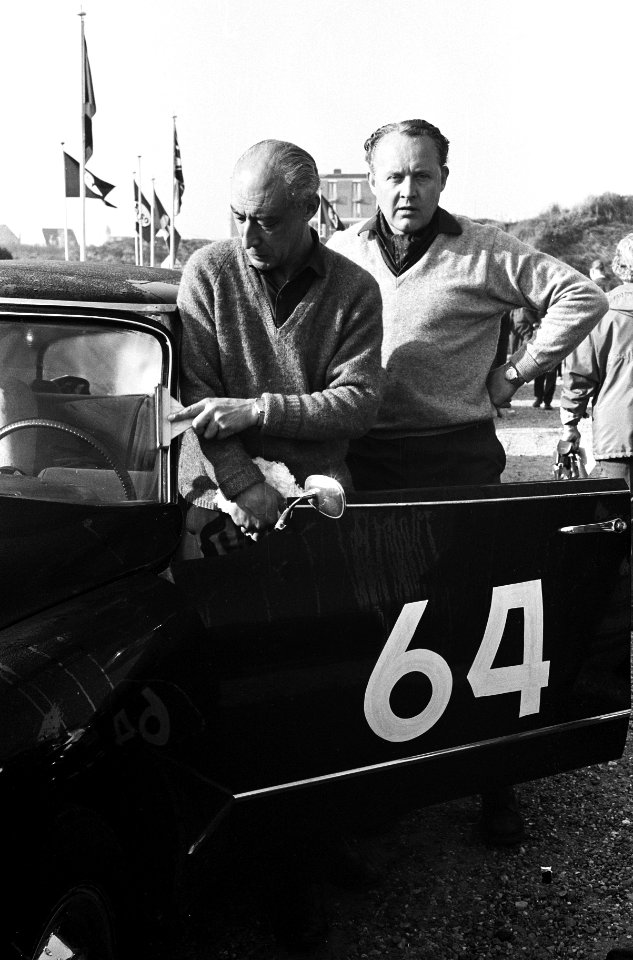 Start Tulpenrallye te Noordwijk, JE Landweer (rechts) - M Gatsonides(Ned) m…, Bestanddeelnr 915-0789