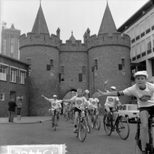 Start Tour de Frats van Ome Joop Legerstee te Arnhem De Tour Miss doet Chris va, Bestanddeelnr 915-4482