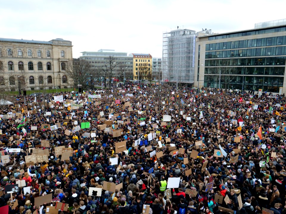 Start of the FridaysForFuture demonstration Berlin 15-03-2019 view from top 12