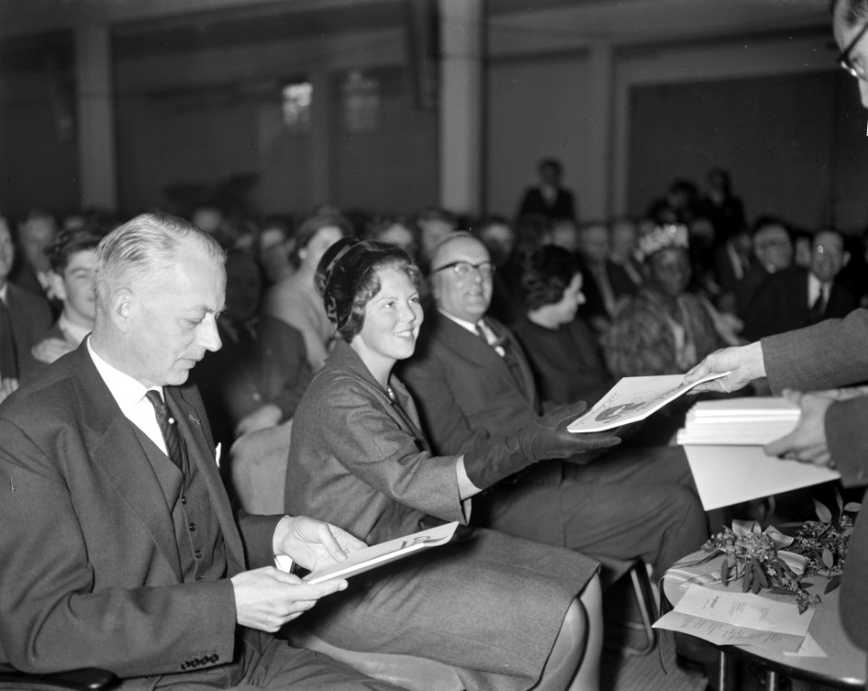 Start Anti-Hongeractie in Utrecht Prinses Beatrix ontvangt boek, Bestanddeelnr 913-1695
