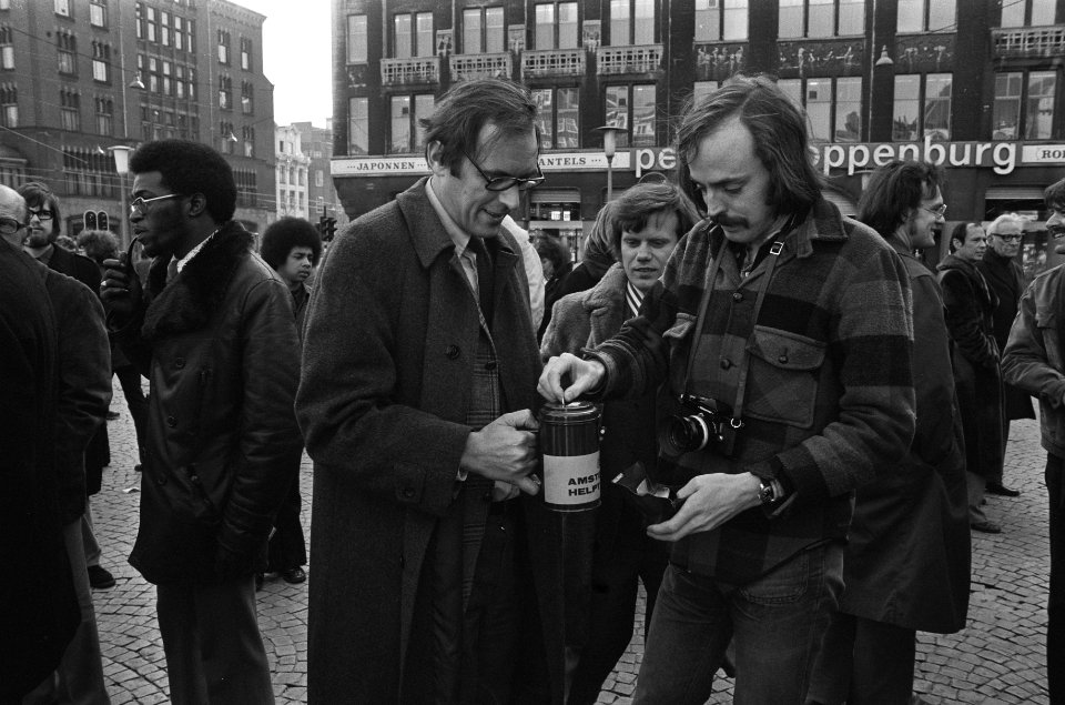 Start Amsterdam helpt Hanoi op Dam, Lammers collecteert Pelle Mug collecteert bi, Bestanddeelnr 926-2758