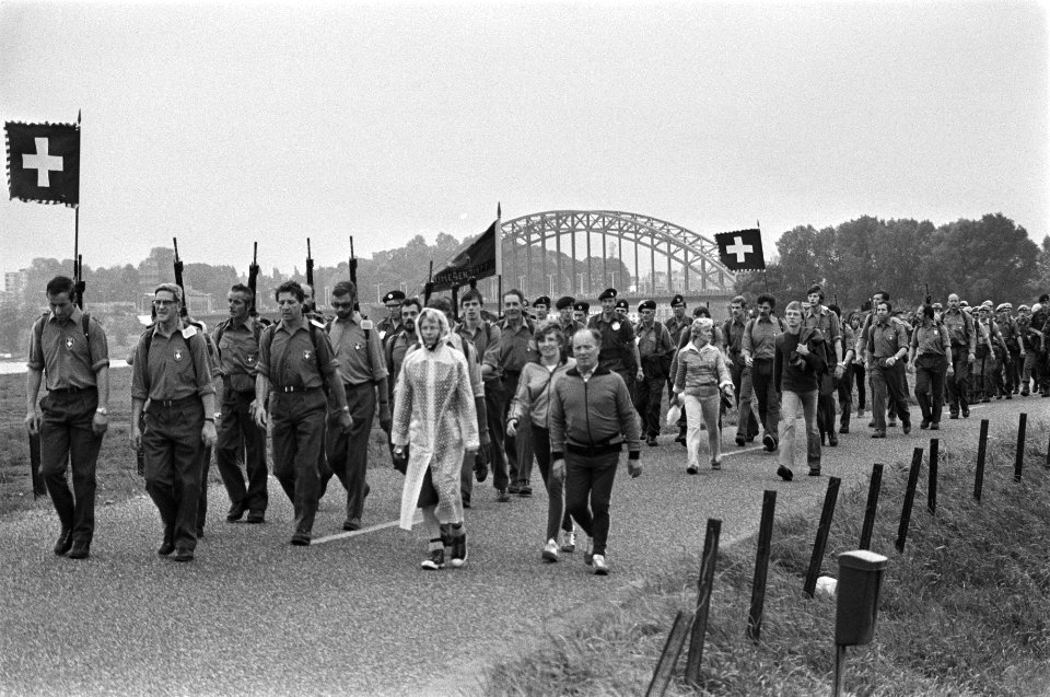 Start 61e vierdaagse van Nijmegen militairen wandelend, Bestanddeelnr 929-2743
