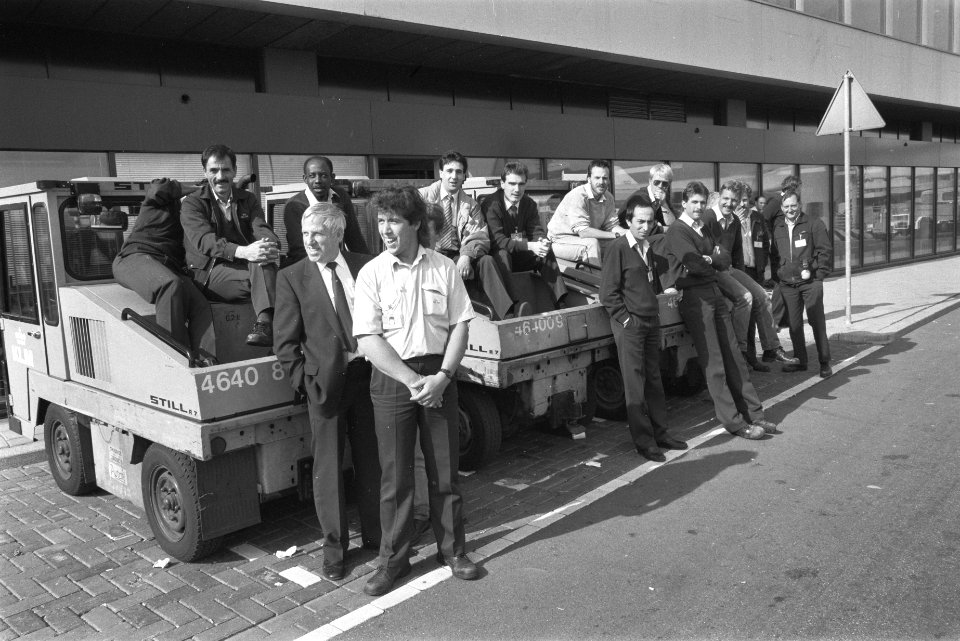 Staking bagageafhandelingspersoneel en beladers KLM op Schiphol stakers, Bestanddeelnr 934-3265