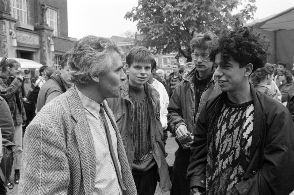 Start estafette-actie jongeren in Leiden tegen kabinetsbeleid FNV-voorzitter J., Bestanddeelnr 934-2393