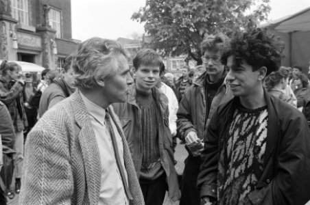 Start estafette-actie jongeren in Leiden tegen kabinetsbeleid FNV-voorzitter J., Bestanddeelnr 934-2393
