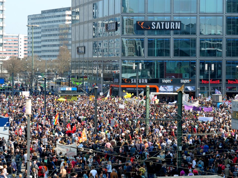 Start of the Mietenwahnsinn demonstration in Berlin 06-04-2019 06