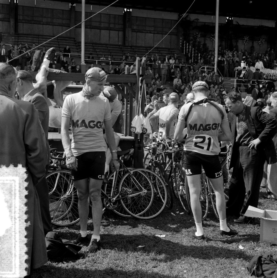 Start Ronde van Nederland Stadion Utrecht . Maggi, Bestanddeelnr 907-9310