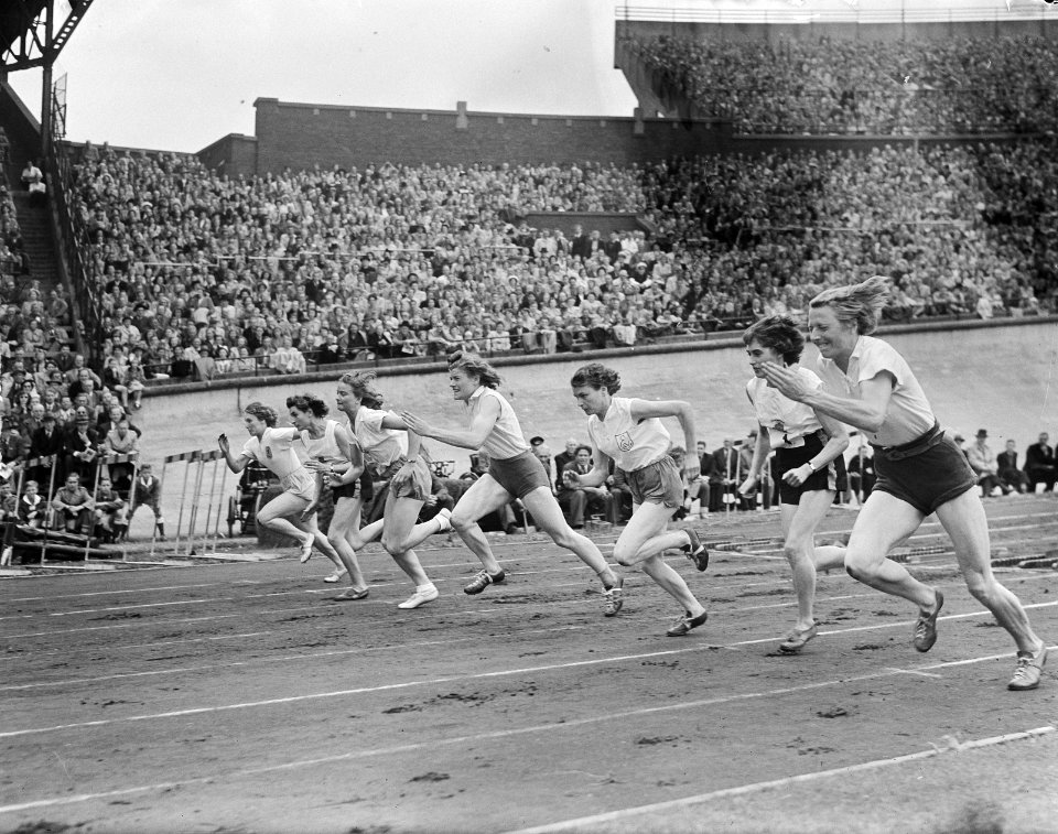Start Fanny Blankers-Koen bij atletiekwedstrijd in Olympisch Stadion, Bestanddeelnr 904-0264