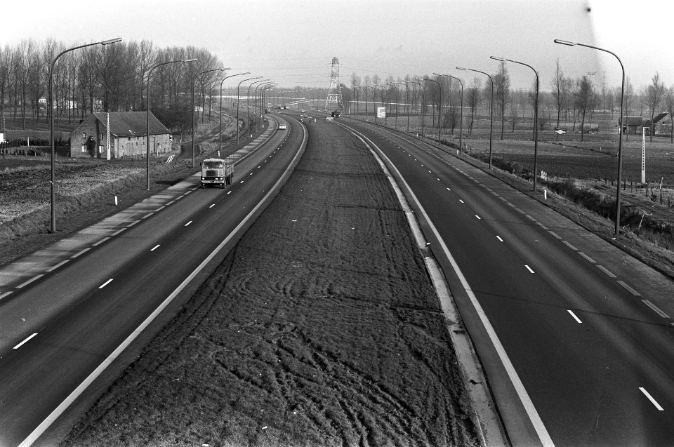 Staking bij olieraffinaderijen in Belgie, vrijwel geen verkeer op snelweg, Bestanddeelnr 926-1725