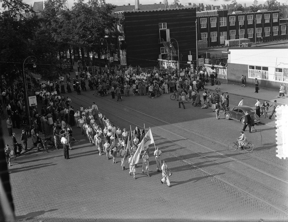 Start Avondvierdaagse bij RAI gebouw te Amsterdam, Bestanddeelnr 905-7863