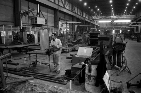 Staking bij Hoogovens, verlaten werkplaats met een werkwillige, Bestanddeelnr 926-2363