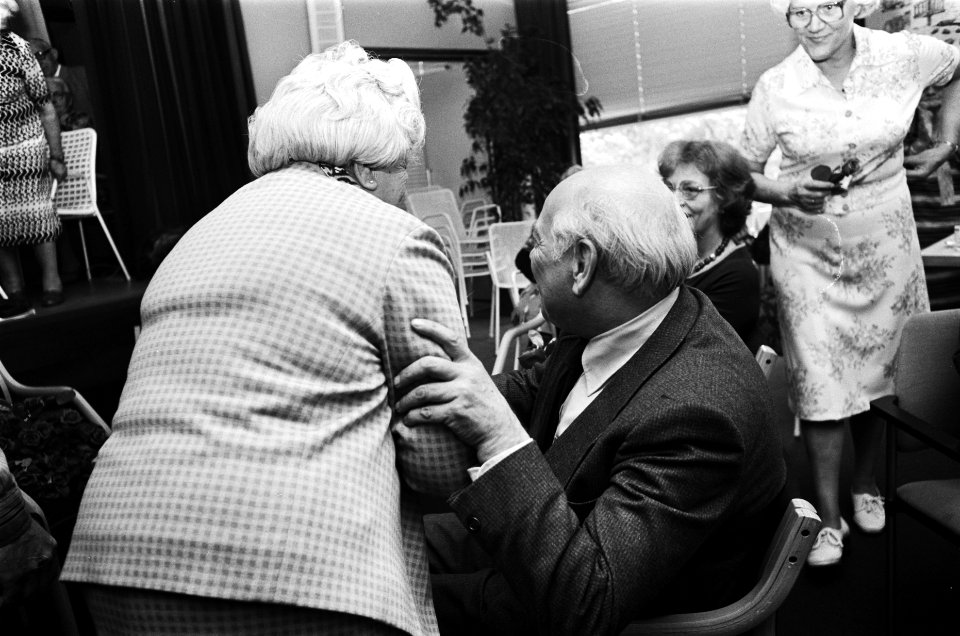Start PvdA-verkiezingscampagne Den Uyl bezoekt bejaardentehuis 't Schouw (Amster, Bestanddeelnr 929-6948