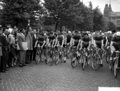 Start Ronde van Nederland Olympus Tour , ploeg met de winnaar van verleden jaa, Bestanddeelnr 910-3980
