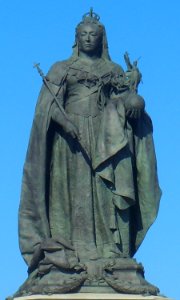 Statue of Queen Victoria, Grand Avenue, Hove (NHLE Code 1187555) (September 2018) (Close-up)
