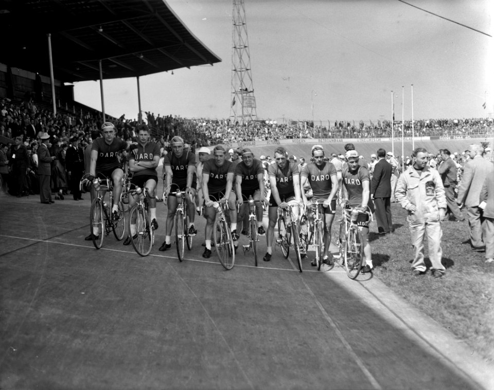 Start Ronde van Nederland Stadion Utrecht Belgische ploeg (Daro) kopman Ludo v, Bestanddeelnr 907-9296